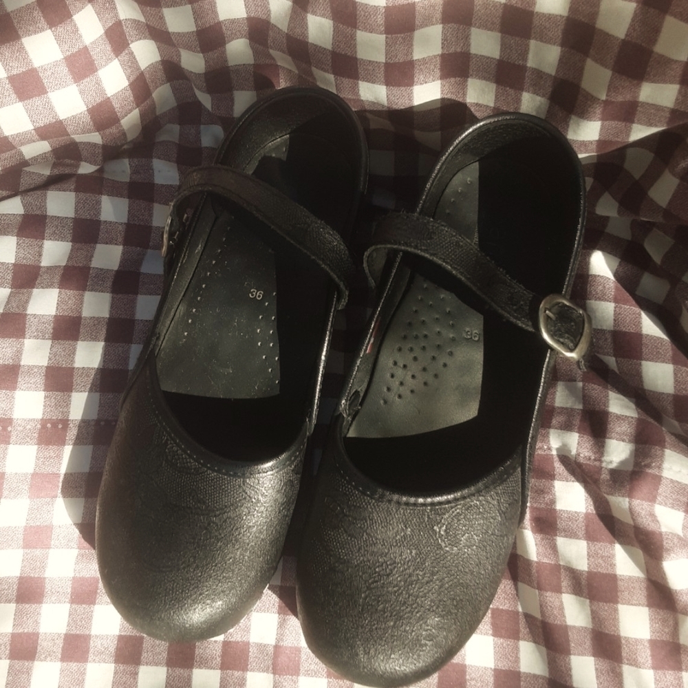 Woman's slip resistant Black Clogs
